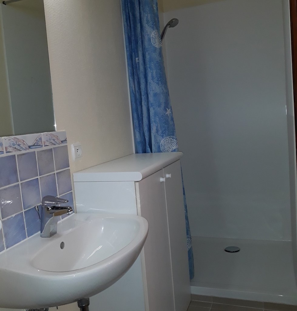 La salle de bain de l'appartement Bonzel 2, à La Panne