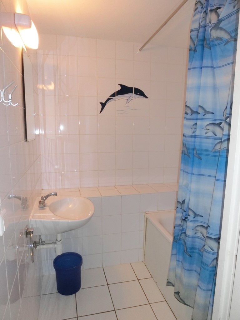 La salle de bain de l'appartement Sloepen 4, à La Panne
